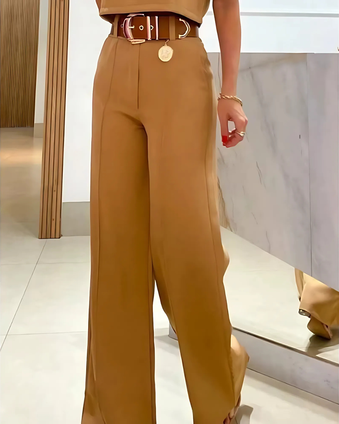 Ensemble stylé avec haut court et pantalon large pour femmes
