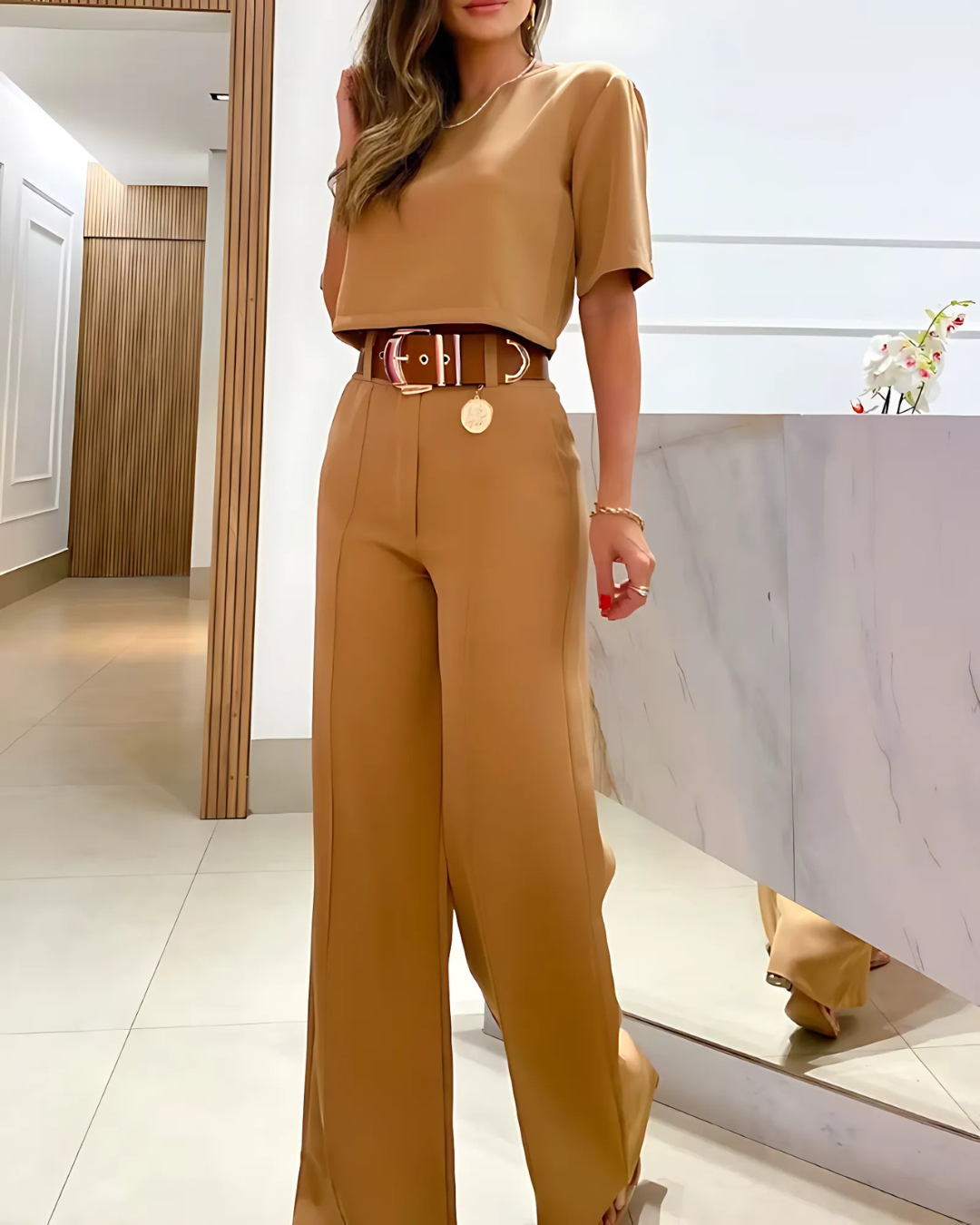 Ensemble stylé avec haut court et pantalon large pour femmes